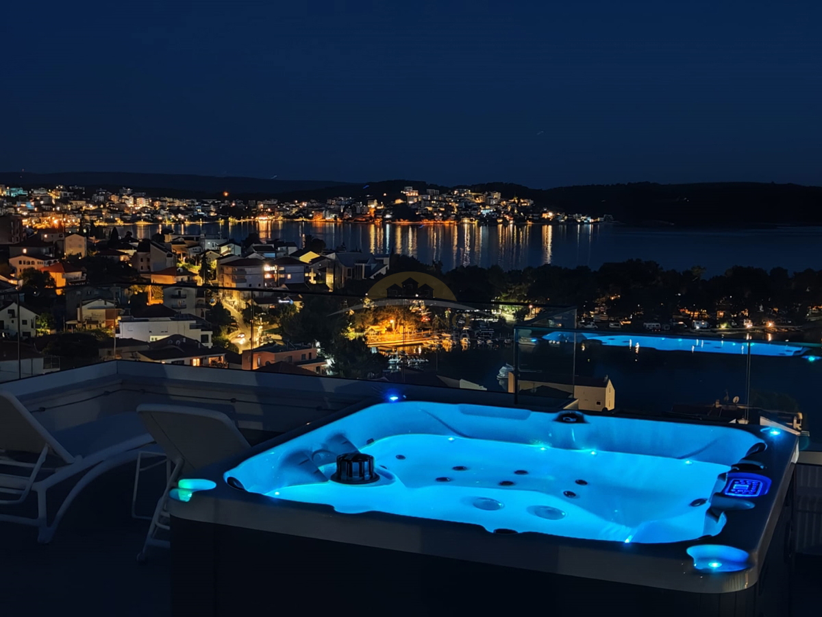 Attico di lusso a Okrug Gornji/Čiovo con terrazza sul tetto